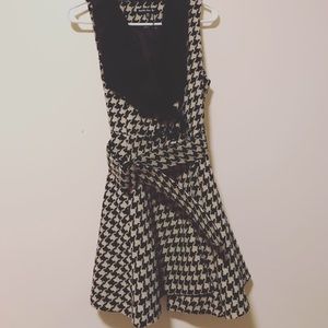 Houndstooth vest/jacket it faux fur collar!